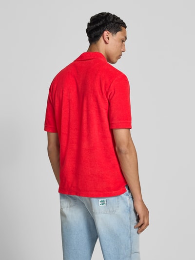 Männermodel trägt Regular Fit Poloshirt aus Baumwoll-Mix von Closed in Rot mit Nicki-Struktur, Polokragen, Brusttasche, Ganzkörperansicht Rückansicht.