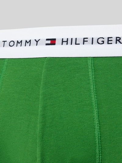 Produktfoto, Slim Fit Trunks aus Baumwoll-Mix im 3er-Pack von Tommy Hilfiger in Optik: Unifarben, Label-Print, Stretch-Webstruktur, Bundabschluss: elastisch, Passform: Slim-Fit, Material: Baumwoll-Mix, Multipack: 3er-Pack, grüne Farbe, glatte Textur.
