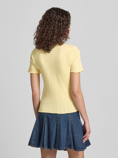 Frauenmodel trägt Slim Fit T-Shirt aus Baumwoll-Mix Modell 'TENNA' von Only, Optik: Unifarben, Frill-Ärmelabschluss, Ganzkörperansicht Rückansicht.