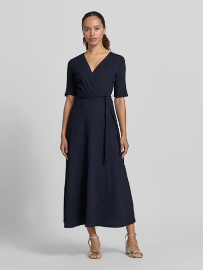 Frauenmodel trägt Wickelkleid mit V-Ausschnitt und Bindegürtel von Zero in Dunkelblau, Material-Mix mit Stretch-Anteil, A-Linie, Midikleid, Brustweite 40 cm, Rückenlänge 100 cm, Ärmellänge 29 cm, Ganzkörperansicht von vorne.