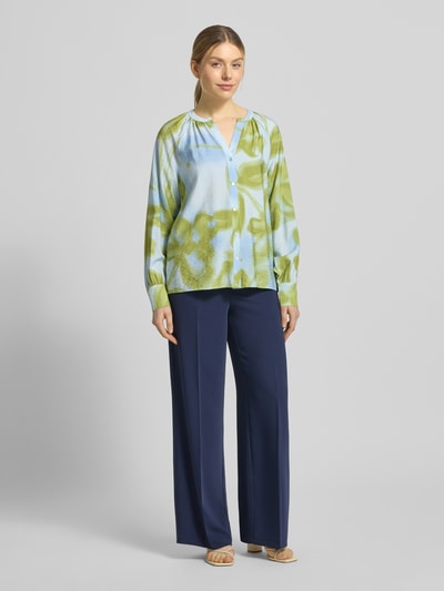 Vrouwenmodel draagt Regular Fit blouse met v-hals model 'CATE 2' van Soyaconcept in viscosemix, dames, ruglengte maat S 64 cm, mouwlengte S 73 cm, lichtblauw en groene abstracte vormen, gladde textuur, geheel aanzicht vooraan