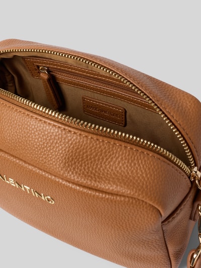Produktfoto, skórzana torebka damska Handtasche mit Logo-Detail Modell 'Brixton' od VALENTINO BAGS w kolorze brązowym, złoty zamek, faktura strukturalna, główna komora na zamek, odpinany pasek na ramię 136 cm, rozmiar 23x14x10 cm