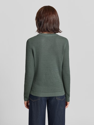 Kobiece model prezentuje sweter z dzianiny z fakturowanym wzorem i okrągłym dekoltem Model 'dalo' od VILA, bawełna, krój slim fit, Długość tyłu w rozmiarze S: 60 cm, Długość rękawów w rozmiarze S: 65 cm, widok całej sylwetki z tyłu