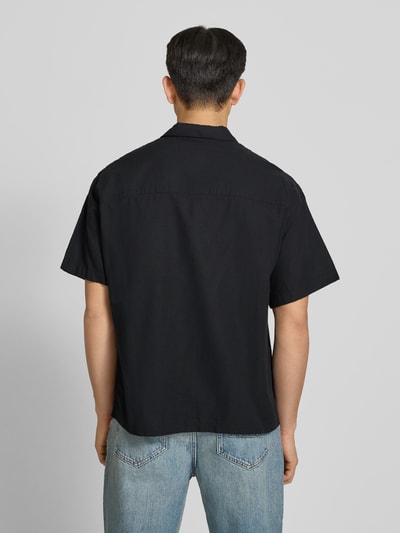 Männermodel trägt Regular Fit Freizeithemd aus Baumwoll-Leinen-Mix von Jack & Jones in Schwarz, Modell BREEZE, Ganzkörperansicht Rückansicht. Rückenlänge 73 cm, Schulterbreite 61 cm, Ärmellänge 26 cm, Kentkragen, Knopfleiste.