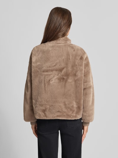 Vrouwenmodel draagt Jacke aus Kunstfell mit Eingrifftaschen van comma, lichtbruin, regular fit, opstaande kraag, knoopsluiting, steekzakken, ruglengte maat 36: 54 cm, schouderbreedte maat 36: 40 cm, borstwijdte maat 36: 56 cm, mouwlengte maat 36: 66 cm, volledige rugaanzicht.