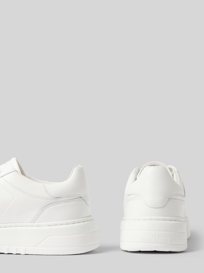 Produktfoto, Sneaker aus echtem Leder mit Logo-Detail von Copenhagen in Weiß mit leicht profilierter Sohle, abgerundeter Passform, seitliche und rückseitige Ansicht, Absatzhöhe 5 cm, Schafthöhe 7 cm, Schaftweite 9 cm.