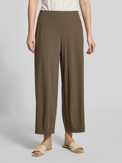 Kobieta nosi Relaxed Fit Schlupfhose model 'SALLY' od Raffaello Rossi, dżersej high-tech, elastyczny pas, szerokość w rozmiarze 36: 39 cm, długość wewnętrzna nogawki 68 cm, spodnie o luźnym kroju w kolorze brązowym, gładka faktura, widok całej sylwetki z przodu.