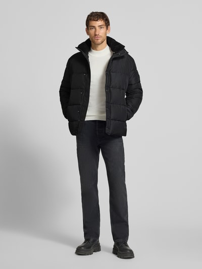 Männermodel trägt Regular Fit Steppjacke mit Logo-Detail Modell 'Newton' von JOOP!, schwarze Farbe, Herren Bomberjacke / Blouson, Ganzkörperansicht von vorne