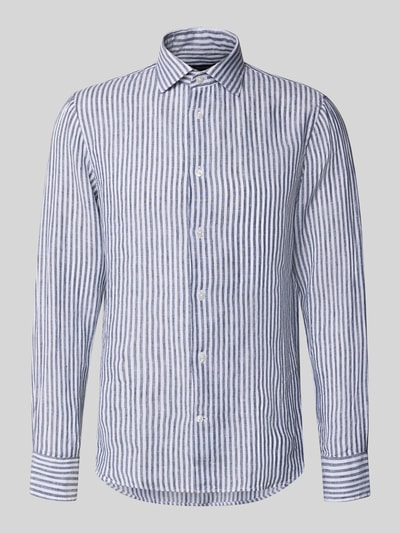 Produktfoto, Modern Fit Freizeithemd aus Leinen mit Kentkragen von Matinique, biało-niebieskie pionowe paski, tekstura lnu, model Marcshort, koszula casualowa, czysty len, krój nowoczesny, listwa guzikowa, sportowe mankiety, przedłużony tył, długość tyłu w rozmiarze 40: 75 cm, szerokość ramion w rozmiarze 40: 45 cm, długość rękawów w rozmiarze 40: 67 cm
