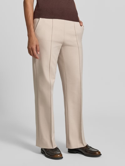 Frauenmodel trägt Gerade Hose mit fixierten Bügelfalten Modell 'RENEE' von Raffaello Rossi in Beige, glatte Textur, Ganzkörperansicht von vorne, Damen Gerade Hose von Raffaello Rossi.