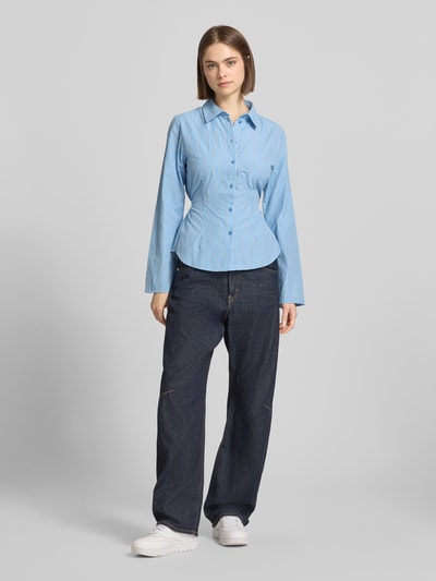 Vrouwenmodel draagt Regular Fit blouse met strikceintuur model 'CARO' van JJXX, materiaalmix met katoen, regular fit, ruglengte 64 cm, mouwlengte 64 cm, dames blouse, blauw met fijne strepen, geheel lichaamsaanzicht van voren.