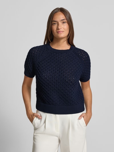 Frauenmodel trägt Regular Fit Bluse in Strick-Optik von ROBE LÉGÈRE, dunkelblau, Baumwoll-Mix, Rundhalsausschnitt, semitransparent, Nahaufnahme Oberkörper.