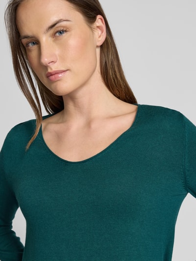 Modelka kobieca nosi Regular Fit Pullover aus Baumwoll-Viskose-Mix od Tom Tailor, zielony, gładki, długi rękaw, dekolt w serek, prążkowana faktura, bliski plan górnej części ciała