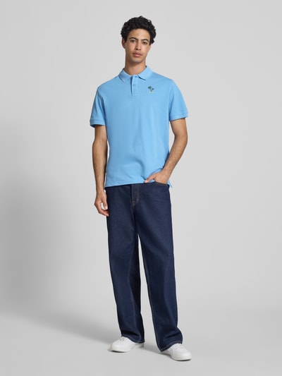 Männermodel trägt Regular Fit Poloshirt mit Stitching Modell 'FELISE' von Blend, reine Baumwolle, blaue Farbe, Knopfleiste, Ganzkörperansicht von vorne.