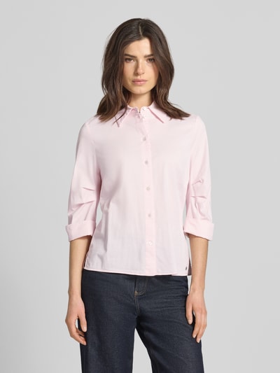 Vrouwenmodel draagt Hembluse mit 3/4-Arm mit Aufschlag van Marc Cain in lichtroze, rechte fit katoen-viscose-mix, knoopsluiting, hemdkraag, 3/4-mouw met omslag, vooraanzicht bovenlichaam.