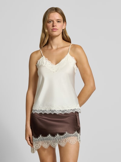 Frauenmodel trägt Regular Fit Top aus Satin mit Spitzenbesatz von REVIEW in Creme, feine Spitze, Spaghetti-Träger, Ganzkörperansicht von vorne, Rückenlänge bei Größe S 39 cm.