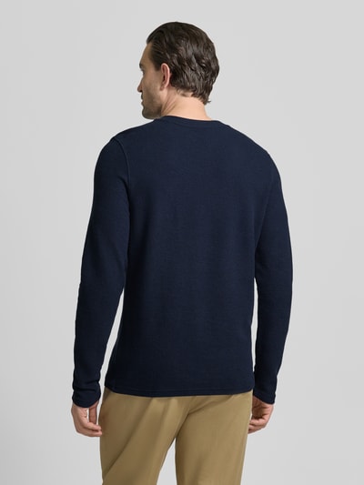 Męski model nosi Regular Fit Longsleeve mit Knopfleiste von MCNEAL, granatowy kolor, bawełniana mieszanka, wzór strukturalny, krój regular fit, długość tyłu w rozmiarze M: 72 cm, całkowity widok z tyłu.