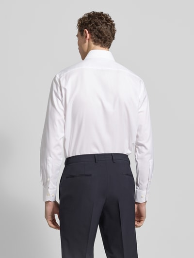 Männermodel trägt Modern Fit Business-Hemd mit Knopfleiste von OLYMP in Weiß, reine Baumwolle, Rückenansicht, Ganzkörperansicht Rückansicht. Rückenlänge 79 cm, Schulterbreite 47 cm, Ärmellänge 64 cm, Kentkragen, Brusttasche.