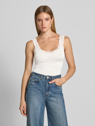 Vrouwenmodel draagt Slim Fit Tanktop uit viscosemix model 'ROSA' van VERO MODA, Dames tanktop, wit met kanten halslijn, vooraanzicht bovenlichaam