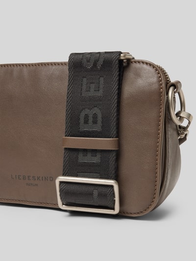 LIEBESKIND BERLIN Handtasche mit Label-Detail Modell 'CLARICE' Dunkelbraun 2