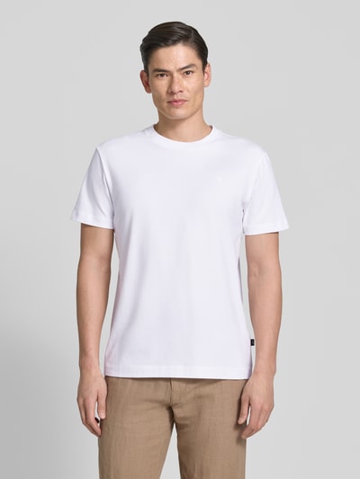 Männermodel trägt T-Shirt mit Rundhalsausschnitt Modell 'Carlonito' von JOOP! Collection in Weiß, Baumwoll-Mix, Straight Fit, Ganzkörperansicht von vorne.