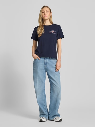 Frauenmodel trägt T-Shirt mit Rundhalsausschnitt und Label-Stitching von Gant aus Reine Baumwolle im Regular-Fit, Damen T-Shirt, Ganzkörperansicht von vorne.