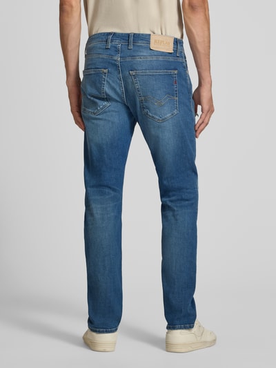 Männermodel trägt Straight Fit Jeans im Destroyed-Look Modell 'Grover' von Replay, blaue Denim-Struktur, Baumwoll-Mix, Ganzkörperansicht Rückansicht.