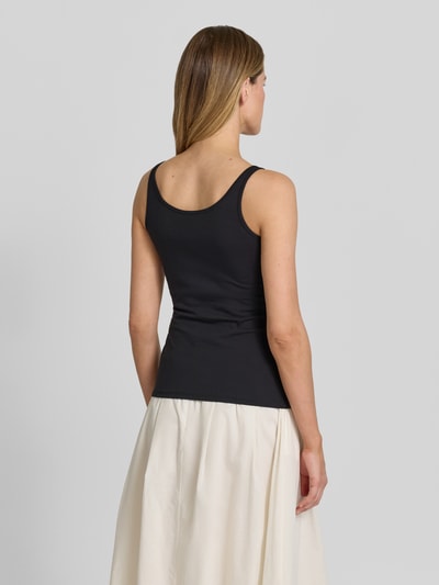 Modelka nosi Slim Fit Top mit Rundhalsausschnitt von Jake*s Casual z elastycznej mieszanki bawełny, krój slim fit, okrągły dekolt, krój bez rękawów, długość tyłu w rozmiarze S: 45 cm, widok całej sylwetki od tyłu.