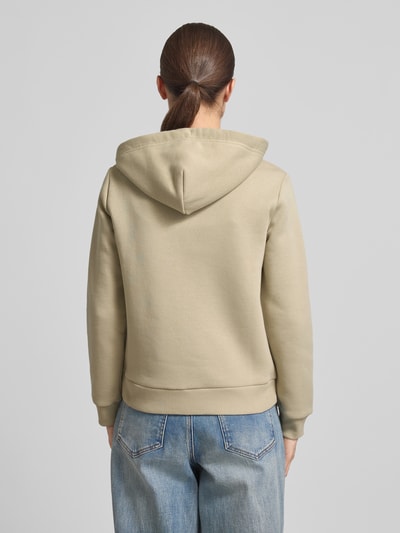 Frauenmodel trägt Sweatjacke mit Zweiwege-Reißverschluss und Label-Stitching von Gant, beige, Baumwoll-Mix, Rückansicht Ganzkörperansicht.