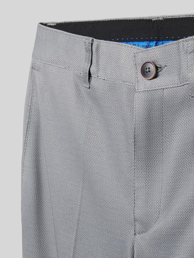Produktfoto, Stoffhose mit französischen Eingrifftaschen von G.O.L. in Hellgrau, strukturierter Material-Mix mit Viskose-Anteil, sichtbarer Knopfverschluss. Slim Fit, Detailaufnahme.