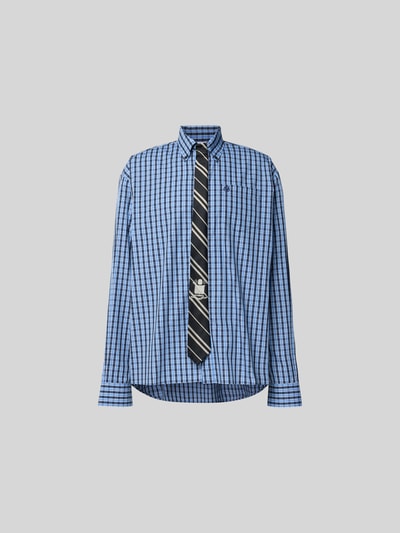 Produktfoto, Relaxed Fit Freizeithemd aus Baumwolle von VETEMENTS in Blau mit kariertem Muster, integrierte Krawatte, durchgehende Knopfleiste, langärmlig, Rückenlänge 84 cm, Schulterbreite 58 cm, Ärmellänge 72 cm, reine Baumwolle.