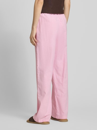 Frauenmodel trägt Wide Leg Pants mit elastischem Bund Modell 'ELLA' von JJXX, rosa, Baumwoll-Mix mit Leinen-Anteil, Loose Fit, Ganzkörperansicht Rückansicht.