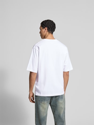 Männermodel trägt Loose Fit T-Shirt aus reiner Baumwolle von Dsquared2, weiß, Rundhalsausschnitt, Ganzkörperansicht Rückansicht.