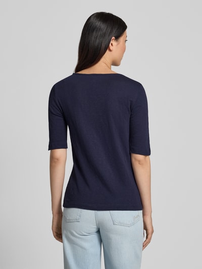 Kobiece model prezentuje damski t-shirt z dekoltem w łódkę od Christian Berg Woman, bawełna, krój regular fit, melanż, długość tyłu 58 cm w rozmiarze S, widok całej sylwetki z tyłu.
