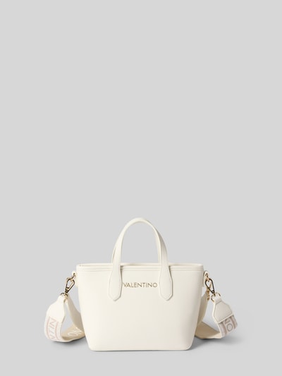 Produktfoto, Handtasche mit Tragehenkeln und Schulterriemen Modell 'DEA' von VALENTINO BAGS in Weiß, dezente Label-Applikation, Lederoptik, Reißverschluss, strukturierte Oberfläche, Größe 24x18x10 cm, Schulterriemen 110 cm, auf hellem Hintergrund.