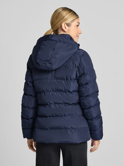 Vrouwenmodel draagt Regular fit gewatteerd jack in stiksels look Model 'Synria' van Cars Jeans met capuchon, steekzakken, ritssluiting, kleur donkerblauw, ruglengte maat S 65 cm, schouderbreedte 42 cm, borstwijdte 50 cm, mouwlengte 70 cm, Ganzkörperansicht Rückansicht.