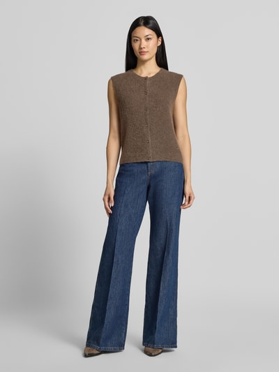 Frauenmodel trägt Regular Fit Cardigan aus elastischem Alpaka-Mix mit Knopfleiste von MOS MOSH, ärmellos, braun, Ganzkörperansicht von vorne.