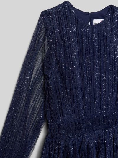 Productfoto, donkerblauw Minikleid mit Rundhalsausschnitt van DANAMADE met smok-details, taillering, glitterstructuur, ondoorzichtig onderjurkje, sleutelgatsluiting op de rug.
