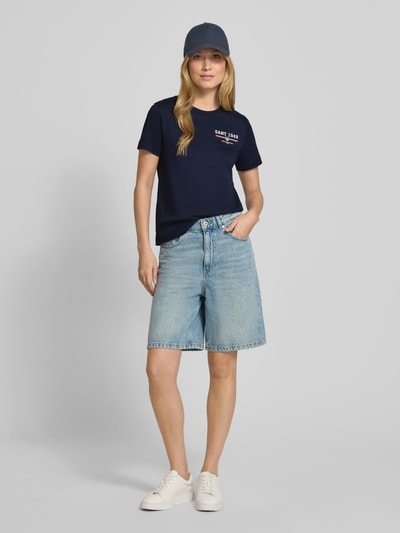 Gant T-shirt o kroju regular fit z czystej bawełny z nadrukiem z logo Granatowy 1