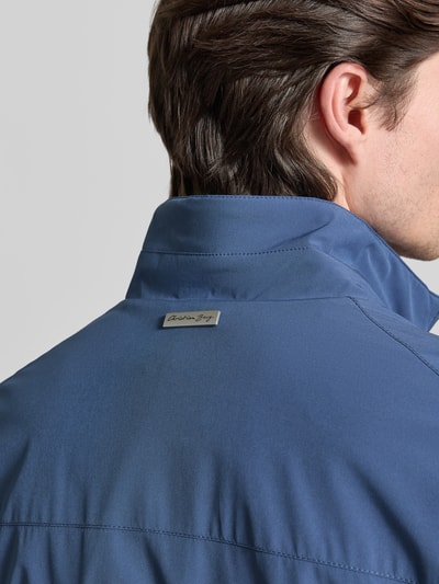 Männermodel trägt Jacke mit Stehkragen von Christian Berg Men in Blau, Material-Mix, lockerer Schnitt, Detailaufnahme Rückansicht.