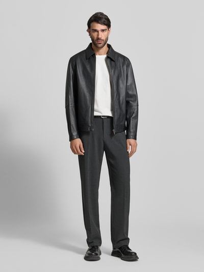 Männermodel trägt Regular Fit Weite Hose mit Viskose-Anteil von s.Oliver BLACK LABEL in Melange-Optik, Ganzkörperansicht von vorne.