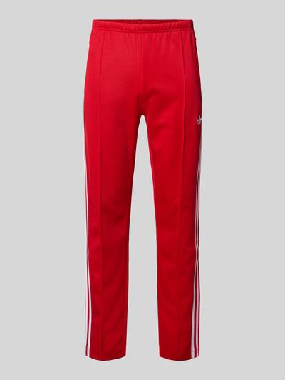 Produktfoto, Sweatpants mit elastischem Bund von adidas Originals in Rot, Baumwoll-Mix, locker geschnitten, weiße Streifen, Label-Stitching