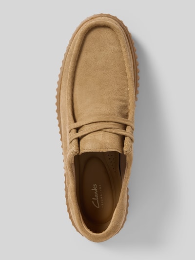 Produktfoto, Bootsschuhe aus beschichtetem Leder Modell 'Torhill' von Clarks in Beige, abgerundet, profilierte Sohle, Schnürung, Größenangaben.