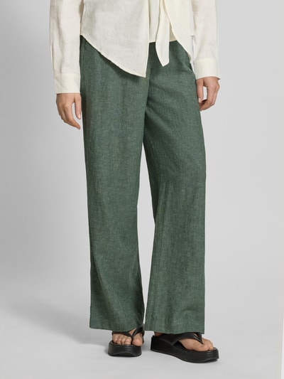 Vrouwenmodel draagt Leinenhose met Eingrifftaschen model 'Pennie Ginia' van MSCH Copenhagen uit linnenmix met viscose, wide leg fit, haakjes- en ritssluiting, steekzakken, strookzak aan de achterkant, bandwijdte maat S 38 cm, binnenbeenlengte maat S 81 cm, detailopname onderlichaam.