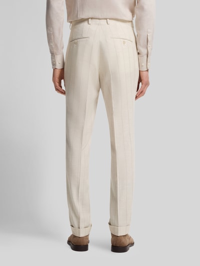 Männermodel trägt Slim Fit Anzug aus Baumwoll-Woll-Mix Modell 'H-HUGE-2PCS-261' von BOSS, gestreift, Ganzkörperansicht Rückansicht.