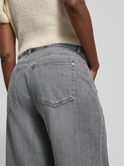 Kobiece model prezentuje szare spodnie Jeans mit weitem Bein Modell 'MORGAN' od Brax, bawełna z elastanem, detal tylu, zbliżenie na biodra.