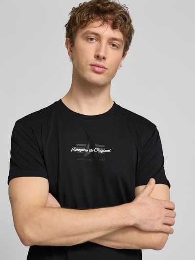 Männermodel trägt Slim Fit T-Shirt aus reiner Baumwolle von Tommy Jeans, Optik: Unifarben, Label-Print, Kurzarm, Rundhals, Nahaufnahme Oberkörper.