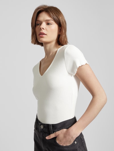Only T-shirt krótki z falistym dołem model ‘KIKA’ Złamany biały 3