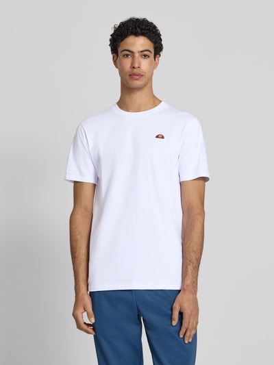Męski model nosi T-Shirt mit Label-Stitching Modell 'CASSICA' von Ellesse z bawełny, prosty krój, okrągły dekolt, długość tyłu 71 cm, Ganzkörperansicht von vorne