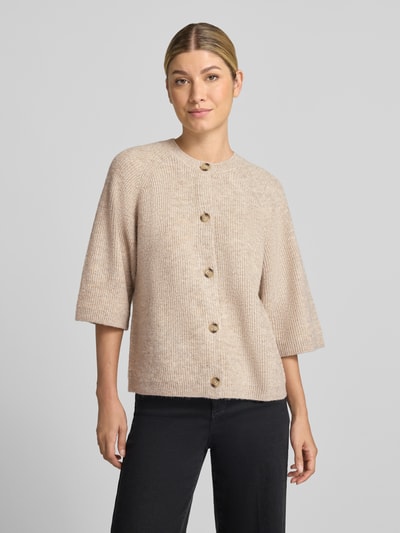 Frauenmodel trägt Strickjacke mit Knopfleiste Modell 'Astrid' von FREE/QUENT, beige, strukturierter Material-Mix, gerippte Abschlüsse, 3/4-Arm, lockere Passform, Ganzkörperansicht von vorne.